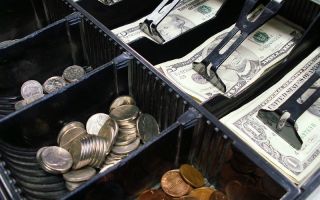 Реальные деньги против виртуальных: биткоин пока отстаёт